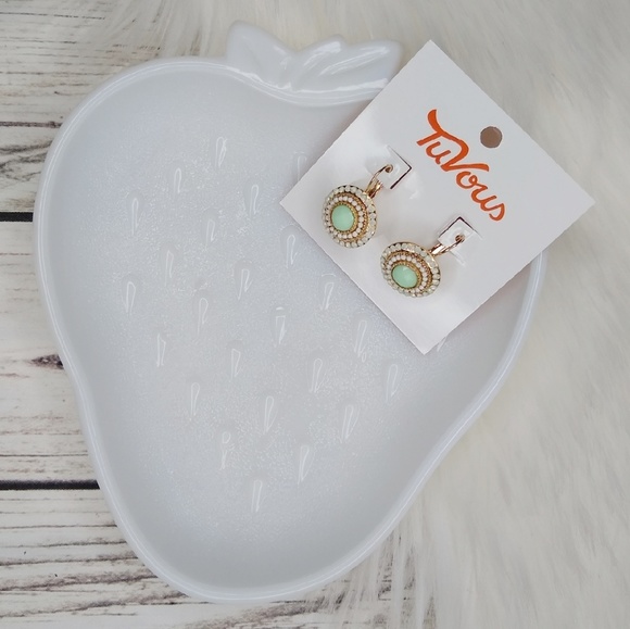 VINTAGE INSPIRED MINT GREEN GOLD BOHO EARRINGS - Picture 2 of 3